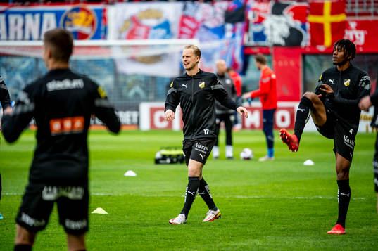 Häckens Gustav Berggren värmer upp innan fotbollsmatchen
