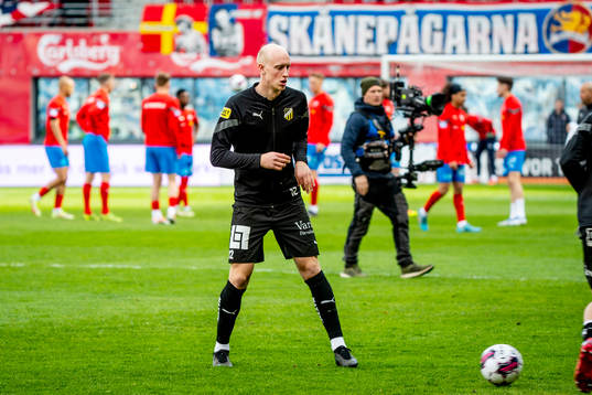 Häckens Valgeir Fridriksson värmer upp innan