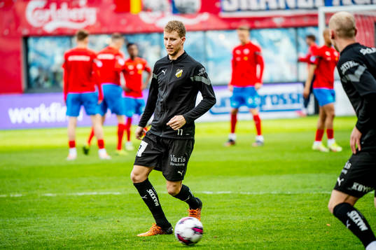Häckens Samuel Gustafson värmer upp innan fotbollsmatchen