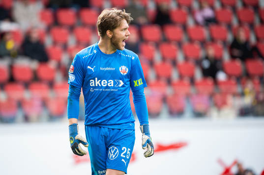 Helsingborgs målvakt Kalle Joelsson reagerar