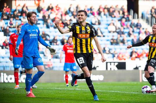 Häckens Alexander Jeremejeff jublar