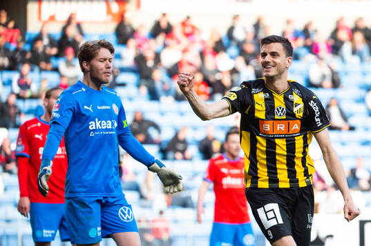 Häckens Alexander Jeremejeff jublar