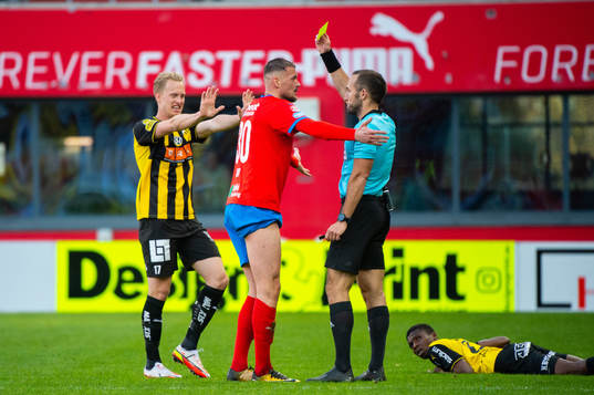 Domare Kaspar Sjöberg delar ut ett gult kort till