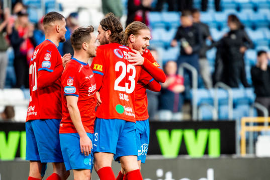 Helsingborgs Charlie Weberg jublar med lagkamraterna