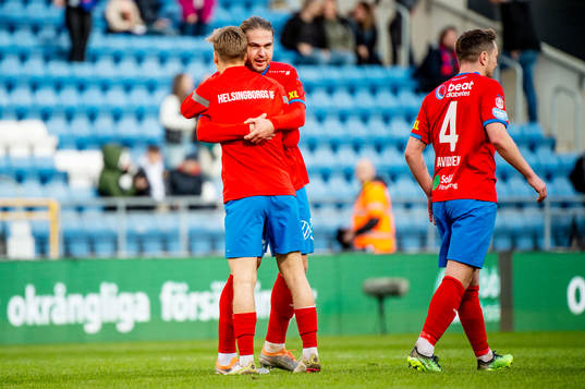 Helsingborgs Charlie Weberg jublar med lagkamraterna