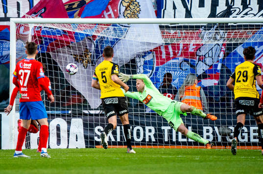 Helsingborgs Charlie Weberg sätter 1-1 på Häckens