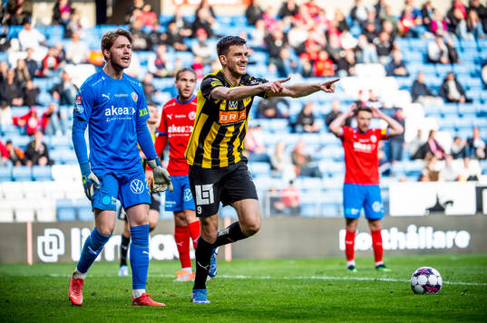 Häckens Alexander Jeremejeff jublar