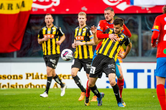 Häckens Alexander Jeremejeff mot Helsingborgs Albert Ejupi