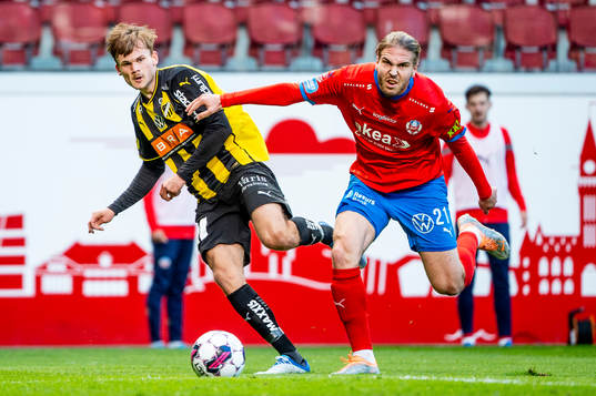 Häckens Oscar Uddenäs mot Helsingborgs Charlie Weberg