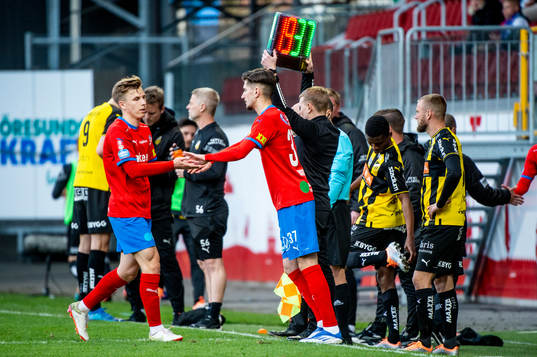 Helsingborgs Lucas Lingman går ut och in kommer Armin