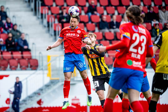 Helsingborgs Viljormur Davidsen mot Häckens Oscar Uddenäs
