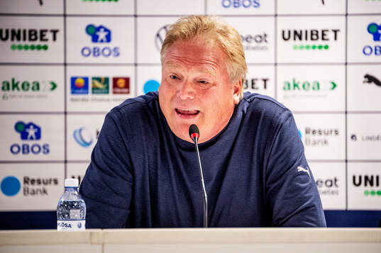 Helsingborgs tränare Jörgen Lennartsson på en