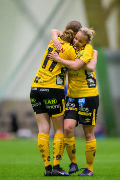 Elfsborgs Leann Nyström jublar med Linda Westberg Carlsson