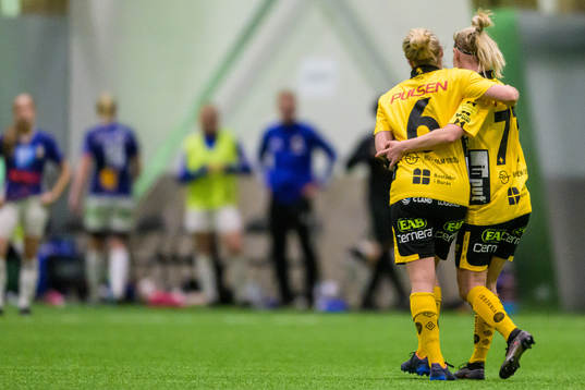 Elfsborgs Sara Jardving jublar med Linda Westberg Carlsson