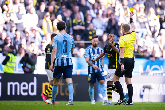 s Bilal Hussein får gult kort