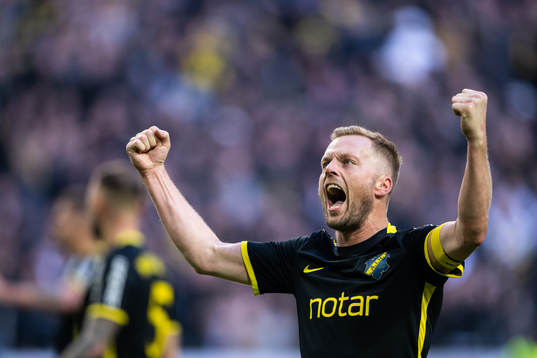 s Sebastian Larsson jublar