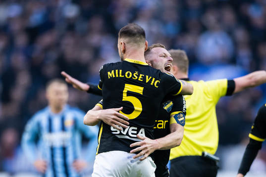 s Alexander Milosevic och Sebastian Larsson jublar