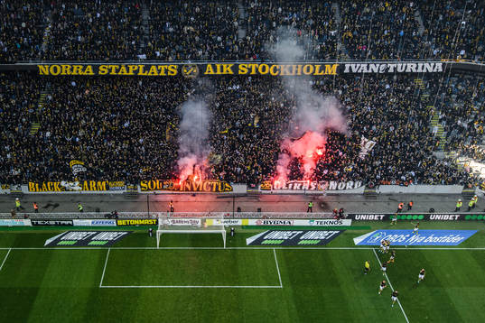 s spelare jublar framför supportrarna