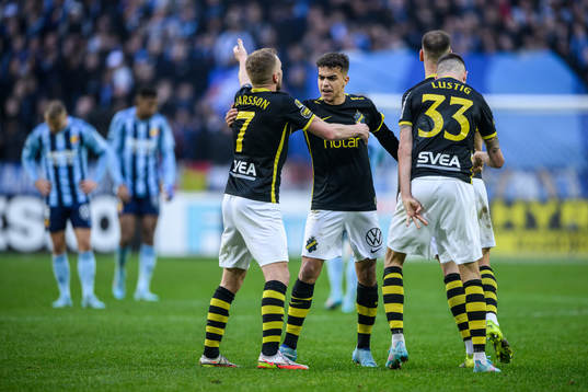 s Sebastian Larsson och Yasin Ayari jublar
