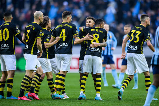 s Jordan Larsson och Bilal Hussein jublar