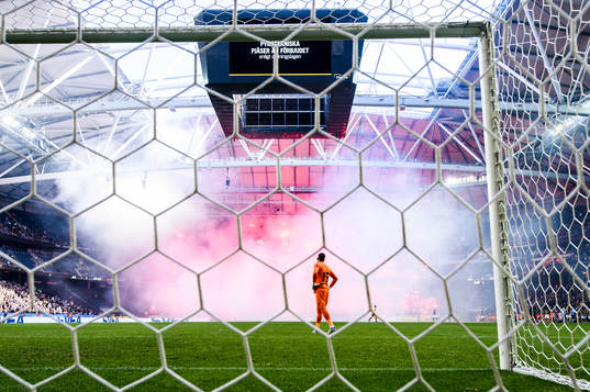 s målvakt Kristoffer Nordfeldt framför bengalrök