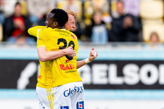 Falkenbergs Wilhelm Ärlig jublar med Godwin Aguda
