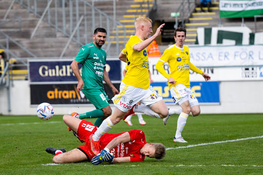 Ljungskiles målvakt Oliver Bergman och Falkenbergs Wilhelm