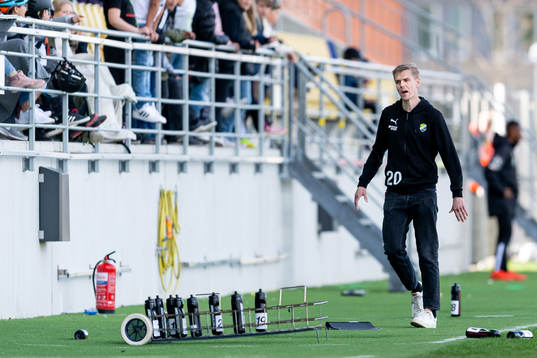 Ljungskiles tränare Erik Lund får gult kort