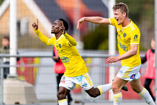 Falkenbergs Godwin Aguda jublar med Robin Hofsö