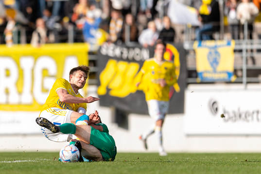 Falkenbergs Linus Dahl kolliderar med Ljungskiles Jared