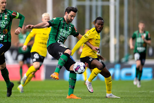 Varbergs Oliver Stanisic och Mjällbys Mamudu Moro