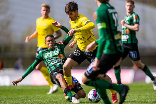 Varbergs Teshreeq Matthews och Mjällbys Josip Filpovic