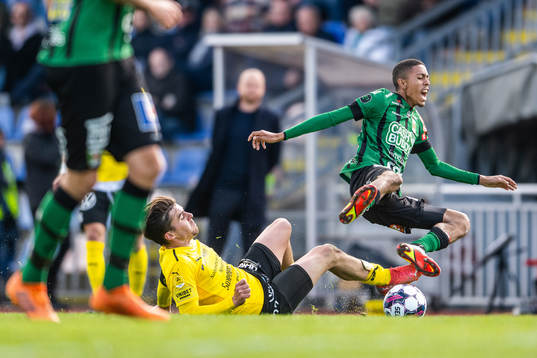 Mjällbys Jesper Gustavsson och Varbergs Teshreeq Matthews