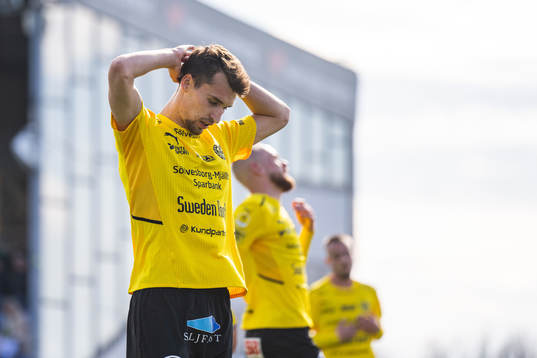 Mjällbys Rasmus Wiedesheim-Paul deppar