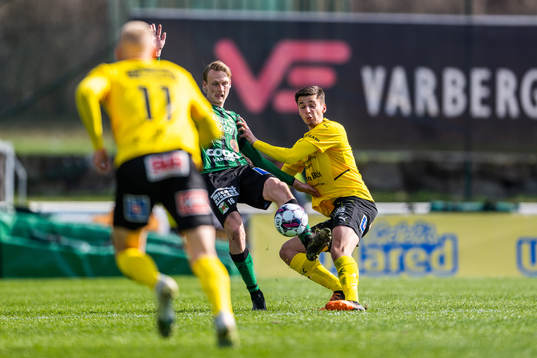 Varbergs Alexander Johansson och Mjällbys Noah Eile