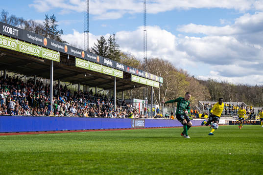 Varbergs Anton Liljenbäck och Mjällbys Silas Nwankwo