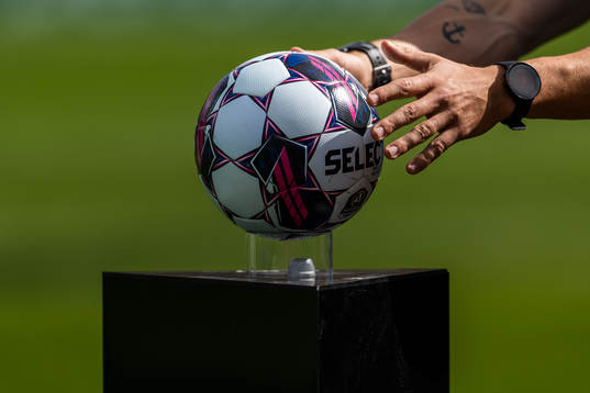 domare Kristoffer Karlsson plockar upp matchbollen