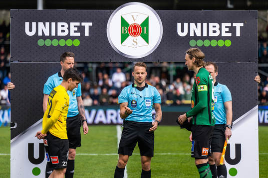 Assisterande domare Per Rehnlund, Mjällbys Jesper