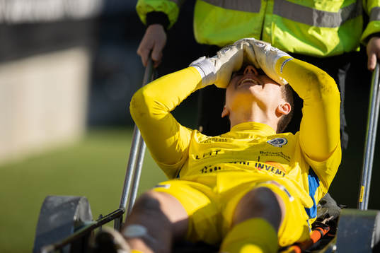 Åtvidabergs målvakt Hugo Claesson med skada