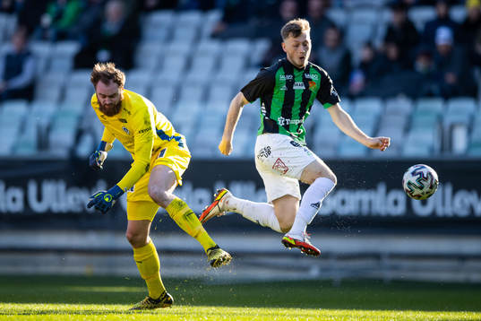 Åtvidabergs målvakt Linus Dahlgren och GAIS Ben Morris