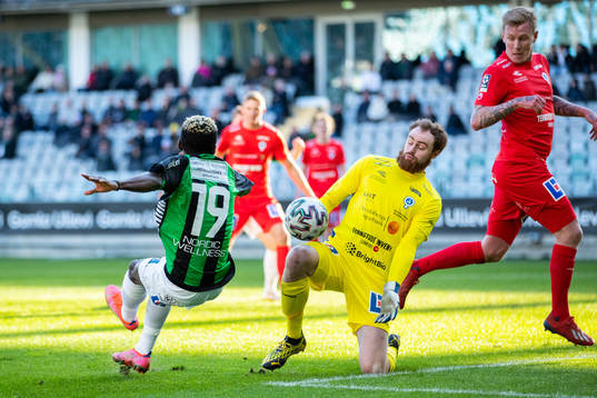 Åtvidabergs målvakt Linus Dahlgren och GAIS Rickard Emeka