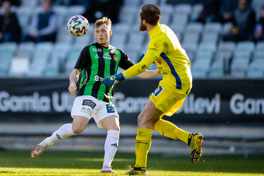 GAIS Ben Morris och Åtvidabergs målvakt Linus Dahlgren