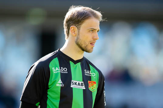 GAIS Gustav Lundgren på line up innan fotbollsmatchen i