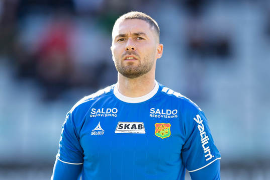 GAIS målvakt Mergim Krasniqi på line up innan