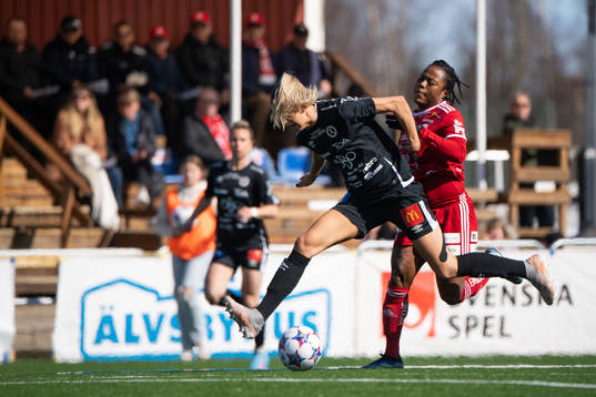 Örebros Wilma Öhman och Piteås Faith Ikidi Michael