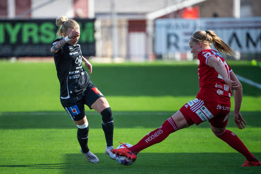 Örebros Anna Sandberg och Piteås Hlin Eiriksdottir