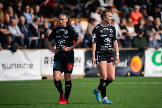Örebros Emilia Pelgander och Jenna Hellstrom deppar
