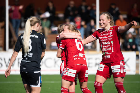 Piteås Hanna Andersson jublar med lagkamrater