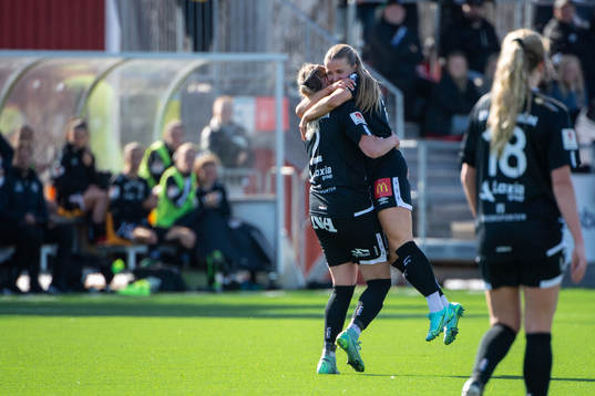 Örebros Amanda Rantanen jublar med Elin Pikkujämsä