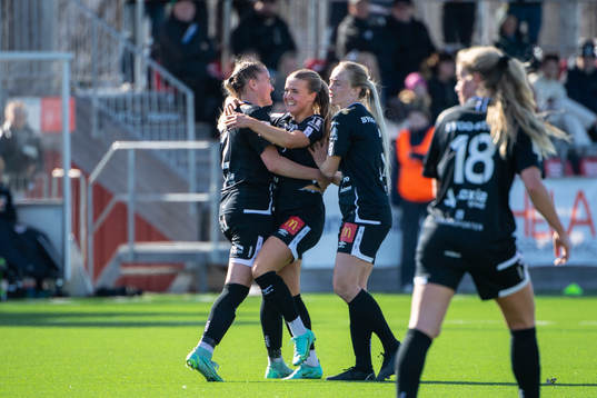 Örebros Amanda Rantanen jublar med lagkamrater